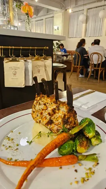 YAU VEGGIE BISTRO - Restaurant photo