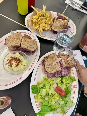 Morty's Delicatessen - Restaurant photo