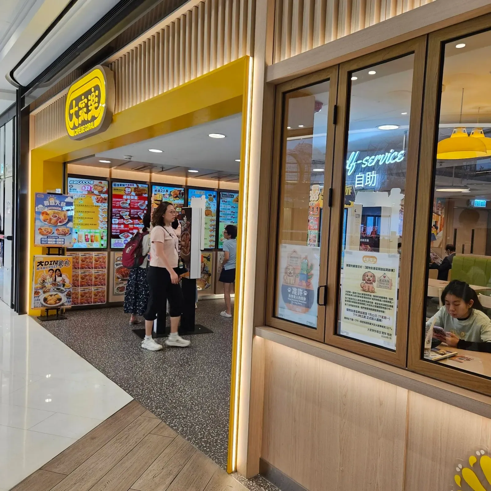 Café de Coral at The Wai with its dog-entry permit and delayed-opening notice