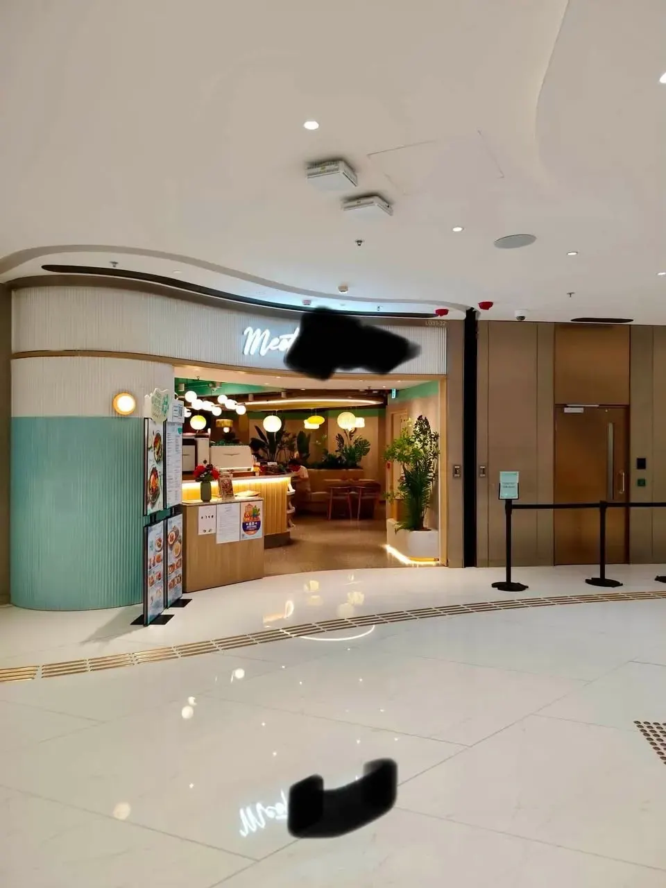 An anonymised Southern District restaurant entrance discussed by dog owners