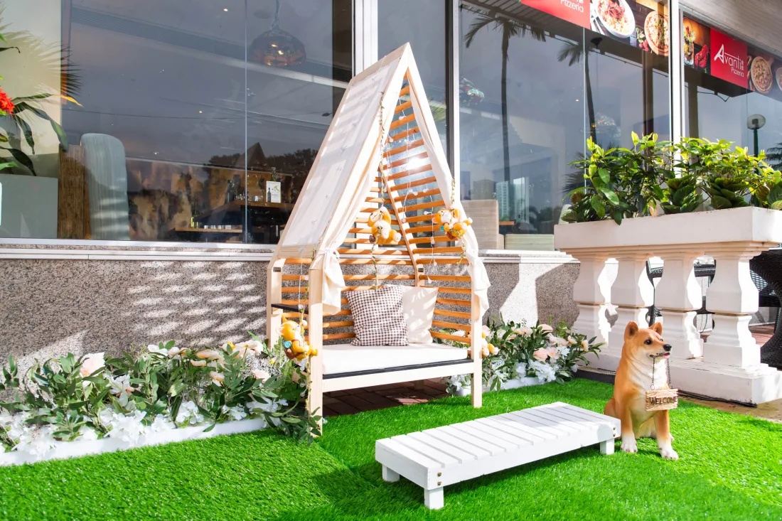 Pet-friendly corner at Avanti Pizzeria, Regal Riverside Hotel